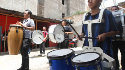 Los colegiales tiene alrededor de tres meses practicando para los desfiles.