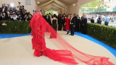 La extravagancia del vestido de Katy Perry llamó la atención de los asistentes a la famosa Gala.