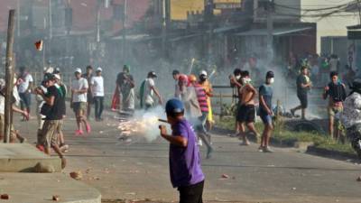 Los partidarios del candidato de la oposición boliviana Carlos Mesa y del presidente Evo Morales se enfrentan durante una manifestación. Foto: AFP