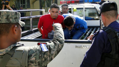 A los detenidos, la Policía les decomiso dos armas de fuego, dinero y celulares.