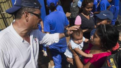 El presidente ecuatoriano Rafael Correa ha realizado un recorrido por las ciudades más afectadas tras el devastador terremoto de magnitud 7,8 que estremeció el país el pasado sábado dejando una estela de muerte y destrucción.