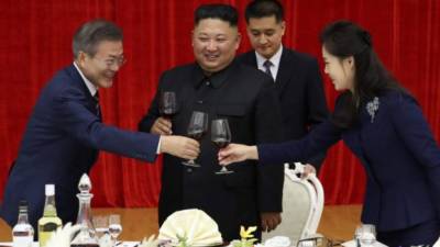 Kim Jong Un desempeñó su mejor papel como anfitrión al ofrecer un lujoso banquete al presidente surcoreano, Moon Jae-in, que cerró este miércoles una visita a la capital norcoreana dejando atrás las graves tensiones entre las dos Coreas que estuvieron a punto de desatar una guerra el año pasado.