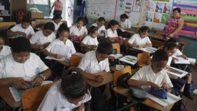 En la mayoría de centros educativos de primaria y secundaria hubo clases normales, con excepción del instituto José Trinidad Reyes donde ayer hubo protestas y quemaron llantas.