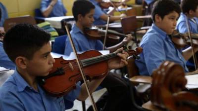 Estudiantes de violín en una de sus prácticas en la escuela de música Victoriano López. Foto de archivo.