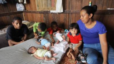 María vive con siete de sus ocho hijos en una casa de madera, la cual solo tiene una habitación y no cuenta con los servicios básicos.