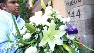 Varios arreglos florales y reconocimientos fueron entregados el viernes en la casa donde vivió Gabriel García Márquez en la Ciuda de México.