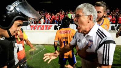 El técnico de Tigres, Ricardo 'Tuca' Ferretti, le reclamó a la policía por no detener la agresión.