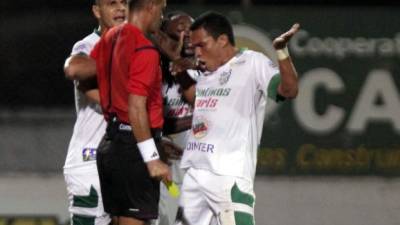 'Rambo' de León le reclamó fuerte a Melvin Matamoros por haberlo expulsado.