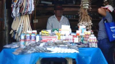Numerosos puestos dedicados a la venta ambulante de pastillas hay en los mercados de San Pedro Sula.