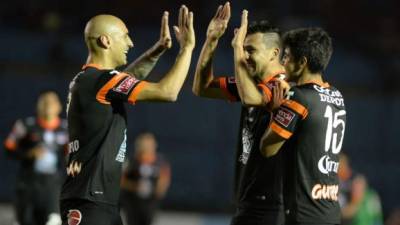 Los jugadores del Pachuca celebran un gol ante el Municipal.