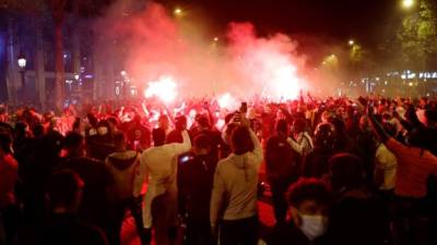 La frustración de PSG, que sigue sin poder conquistar la Champions League, derivó el enfado de varios aficionados del club francés y han provocado disturbios en las calles de París tras perder en la final 1-0 a manos del Bayern Múnich. Fotos AFP.