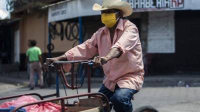 Un hombre se protege con una mascarilla del coronavirus en Nicaragua. Foto: AFP