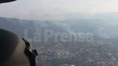 Un helicóptero sobrevuela la zona afectada en Tegucigalpa, capital de Honduras.