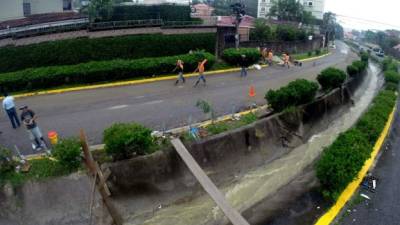 Las autoridades municipales ya realizaron un recorrido por las zonas dañadas en todo el trayecto de la quebrada.