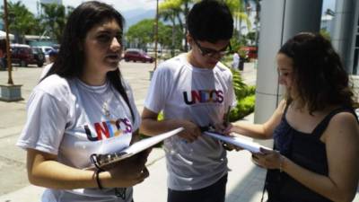 Acción. Unidos está abordando a quienes van al Bazar del Sábado.