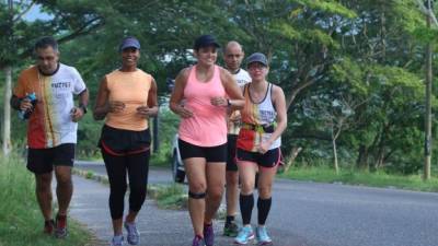 Docenas de corredores se reúnen para hacer ejercicio en los bulevares del sector noroeste, al igual que en otras zonas de San Pedro Sula. Fotos: Amílcar Izaguirre