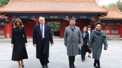 WY501. PEKÍN (CHINA), 08/11/2017.- El presidente de presidente de EE.UU., Donald J. Trump (2º izq), y su esposa Melania (izq), visitan la Ciudad Prohibida acompañados por el presidente chino, Xi Jinping (2º dcha), y su esposa Peng Liyuan, en Pekín (China) hoy, 8 de noviembre de 2017. EFE/ Xinhua/Xie Huanchi NO VENTAS SOLO USO EDITORIAL