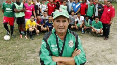 Hermelindo Cantarero entrena a un grupo de 70 juveniles todas las mañanas en una cancha contigua a la sede del club Marathón, con el que labora como técnico de las reservas especiales junto con su colega Christian Caballero.