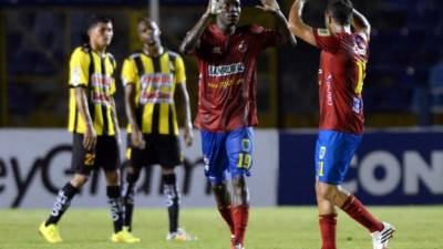 Marvin Ávila fue el verdugo del Real España marcando los tres goles de la victoria del Municipal. Acá celebra con Diego De Souza.