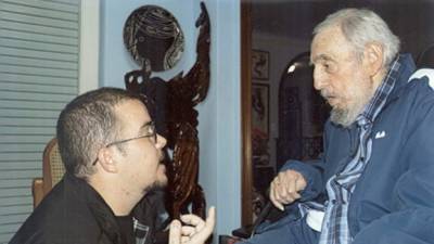 Fidel Castro durante una reunión con el presidente de la Federación Estudiantil Universitaria de La Habana (FUE), Randy Perdomo. EFE