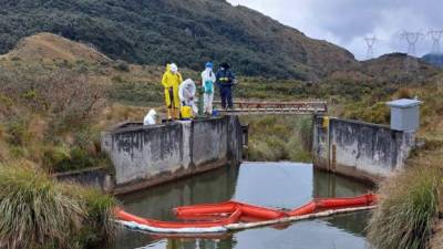 Las autoridades han advertido a la población contra el consumo del agua potencialmente contaminada.