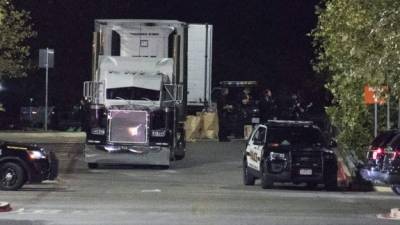 Diez inmigrantes indocumentados fallecieron mientras eran transportados en un camión sin ventilación hacia San Antonio, Texas.