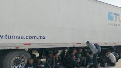 Al menos 19 migrantes hondureños se encontraban en el grupo de centroamericanos abandonados en un tráiler en Veracruz./Twitter.