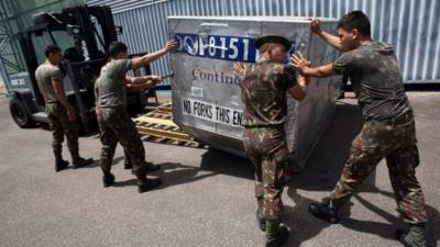 Soldados brasileños organizan un cargamento con ayuda humanitaria destinada para Venezuela, este viernes, en Boa Vista (Brasil). EFE