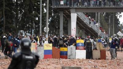 Colombia lleva un mes sacudida por cruentas protestas callejeras que dejan decenas de muertos. La ira por una propuesta de aumentos de impuestos a la clase media se transformó en un gran movimiento contra el gobierno del presidente Iván Duque.