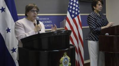 La embajadora de Estados Unidos en Honduras Lisa Kubiske y la canciller hondureña Mireya Agüero.