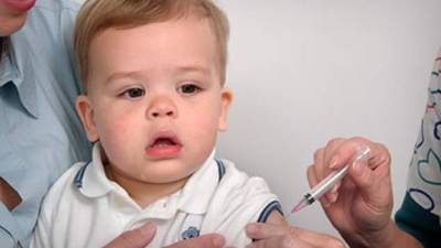 El niño debe completar todo su esquema de vacunas para asegurar una buena salud.