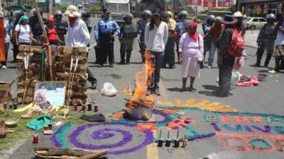 Un grupo de activistas de derechos humanos protestan en la Unah.