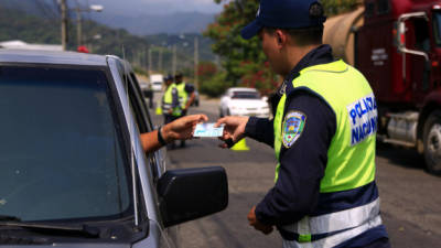 Una de las principales faltas de los conductores sampedranos es no utilizar el cinturón y desatender las señales de los agentes de Tránsito.