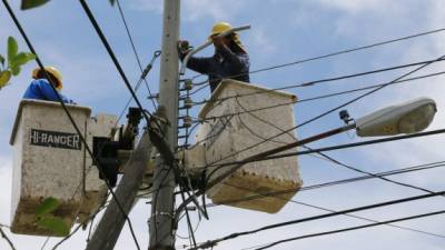 Cuadrillas de la Enee trabajan en resolver el problema en San Pedro Sula.