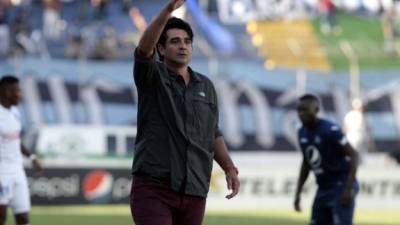 Diego Vásquez dando indicaciones en el clásico capitalino.