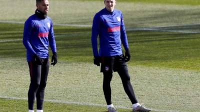 El centrocampista francés Thomas Lemar (i), y el defensa colombiano Santiago Arias (d), durante un entrenamiento.- EFE/Ballesteros/Archivo