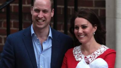 Los Duques de Cambridge presentaron al mundo a su tercer hijo, nacido hoy 23 de abril.