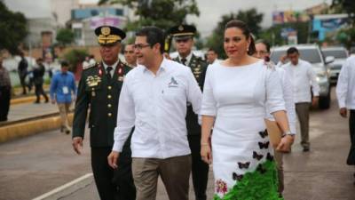 Juan Orlando Hernández y su esposa Ana García al momento de llegar al BCIE en Tegucigalpa. Foto cortesía de @SagraDavila