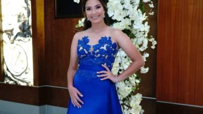 Marcela Fernanda Moreno lució un hermoso vestido azul royal perfecto para esa gran noche..