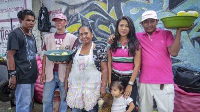 Santos Isidora Lopez concejal de Managua por el PLC, con su hijos y nietos. Foto Prensa Libre