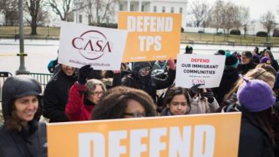 Inmigrantes salvadoreños exigen al Gobierno de Trump renovar el TPS.