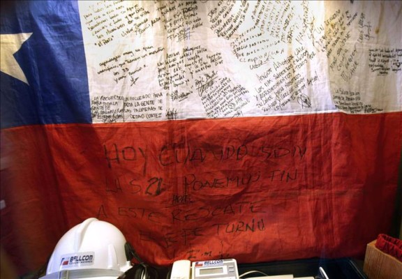 Una bandera chilena firmada por los mineros conocidos como 'los 33 de Atacama' tras su rescate de la mina San José, que se exhibe en el Museo Regional de Atacama. EFE/Archivo