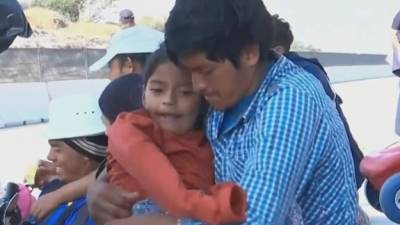 El hondureño Juan Alberto Matteu (27) junto a su hija Lesly (7). Foto captura de pantalla de video de Univision.
