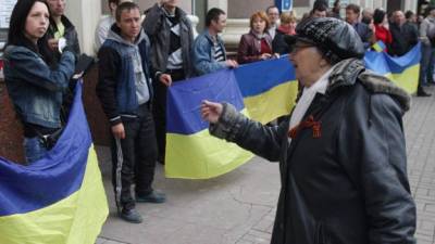 Grupos prorrusos siguen protestan en la ciudad de Donetsk.