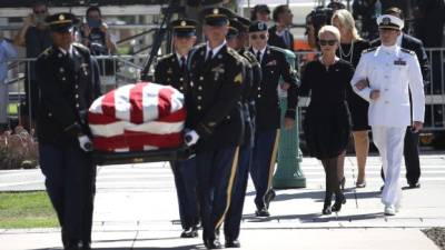 El féretro de McCain, envuelto en una bandera estadounidense, fue escoltado por un grupo de militares y su esposa, Cindy McCain.