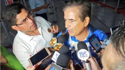 Jorge Luis Pinto habló en rueda de prensa en el aeropuerto de San Pedro Sula.