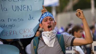 Un joven grita consignas durante una marcha contra el gobierno del presidente Daniel Ortega en Managua (Nicaragua). EFE/Jorge Torres