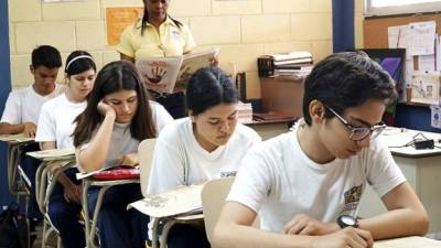 En la gráfica un grupo de estudiantes del nivel medio durante su jornada de clases.