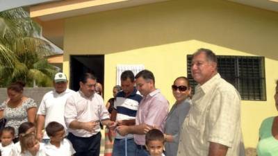 El alcalde Allan Ramos, padres y maestros inauguran el nuevo edificio del kínder de la colonia Santa Clara.