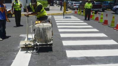 La señalización sigue en la ciudad y se ha destinado más de L7 millones para estos trabajos. Foto: Yoseph Amaya